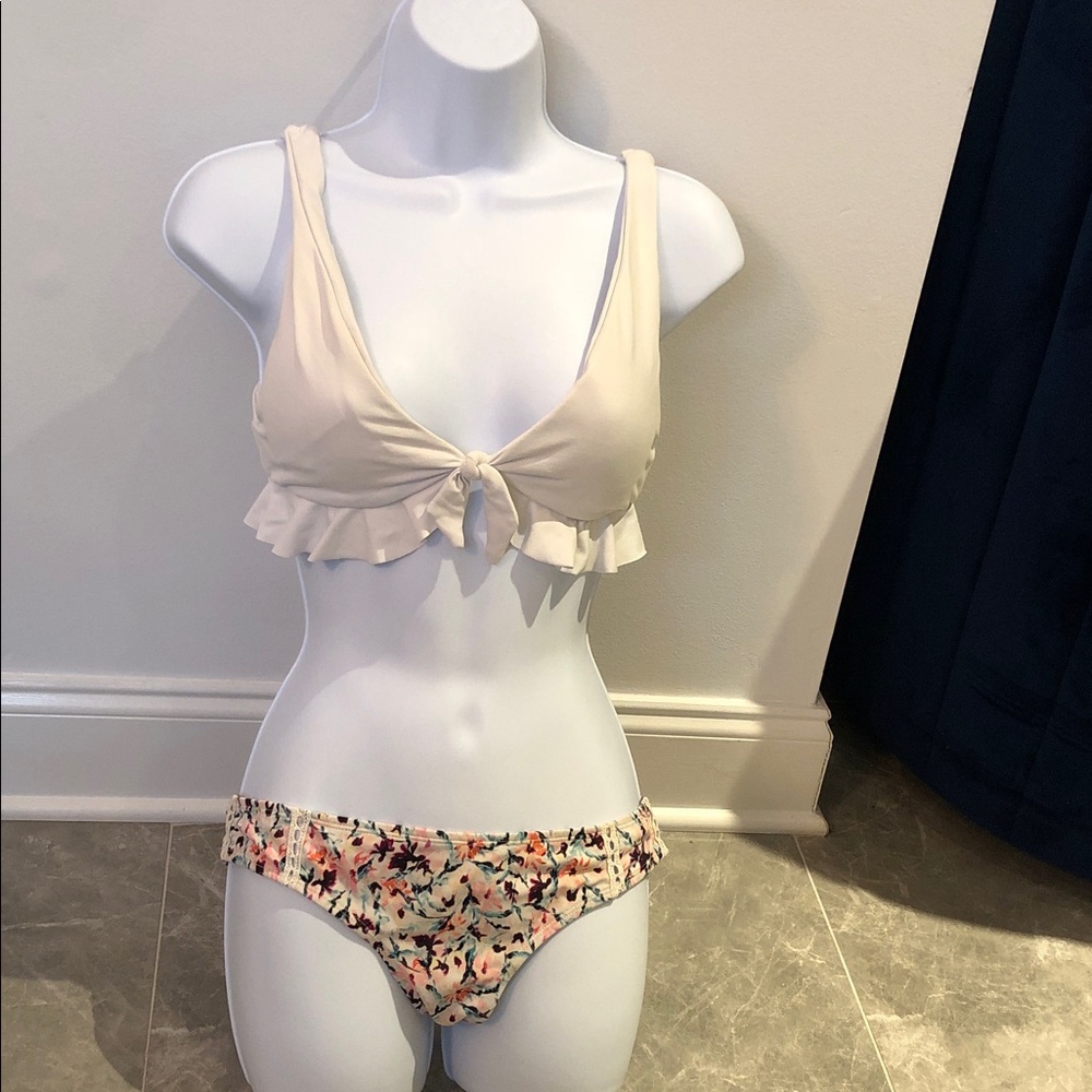 Isabella Rose ruffled top and also full bikini set from La Hearts sz small